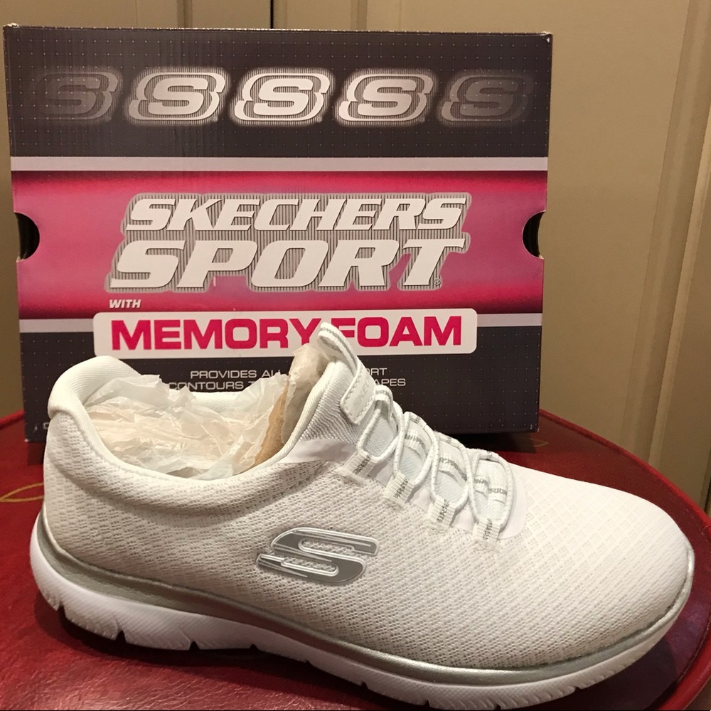 Sketchers Women’s White Summit Sneakers sz 6.5